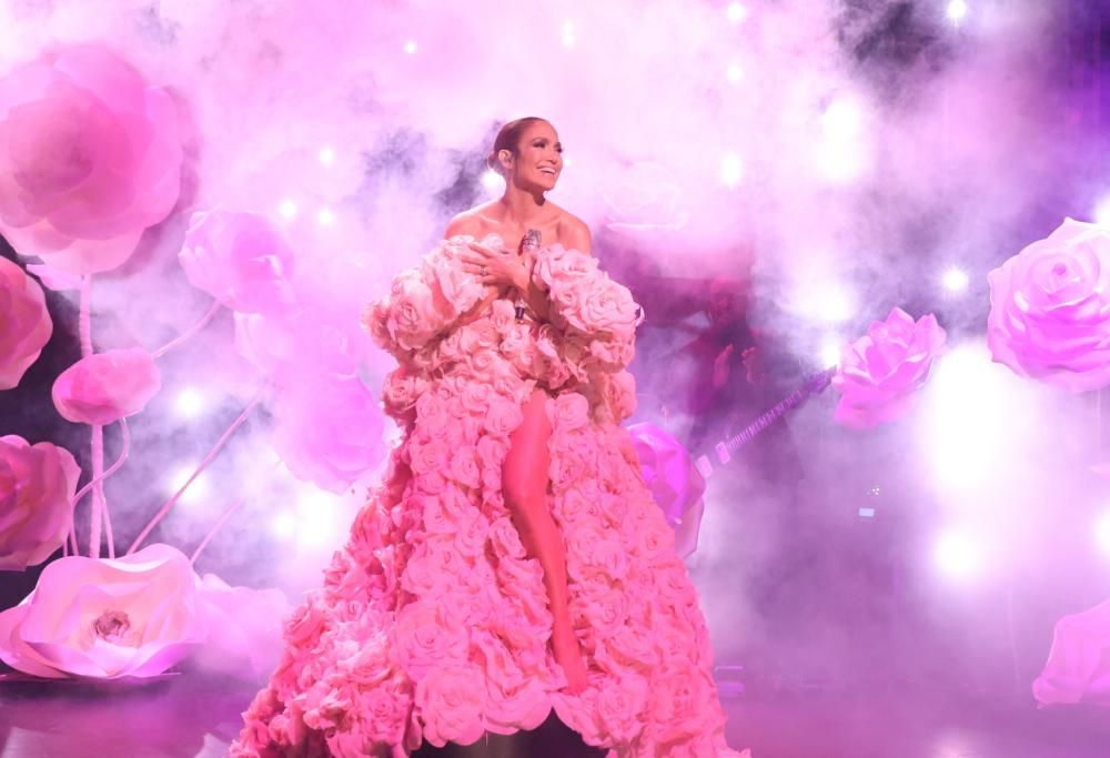 Jennifer Lopez si esibisce a un matrimonio miliardario in India. E arrivano le critiche