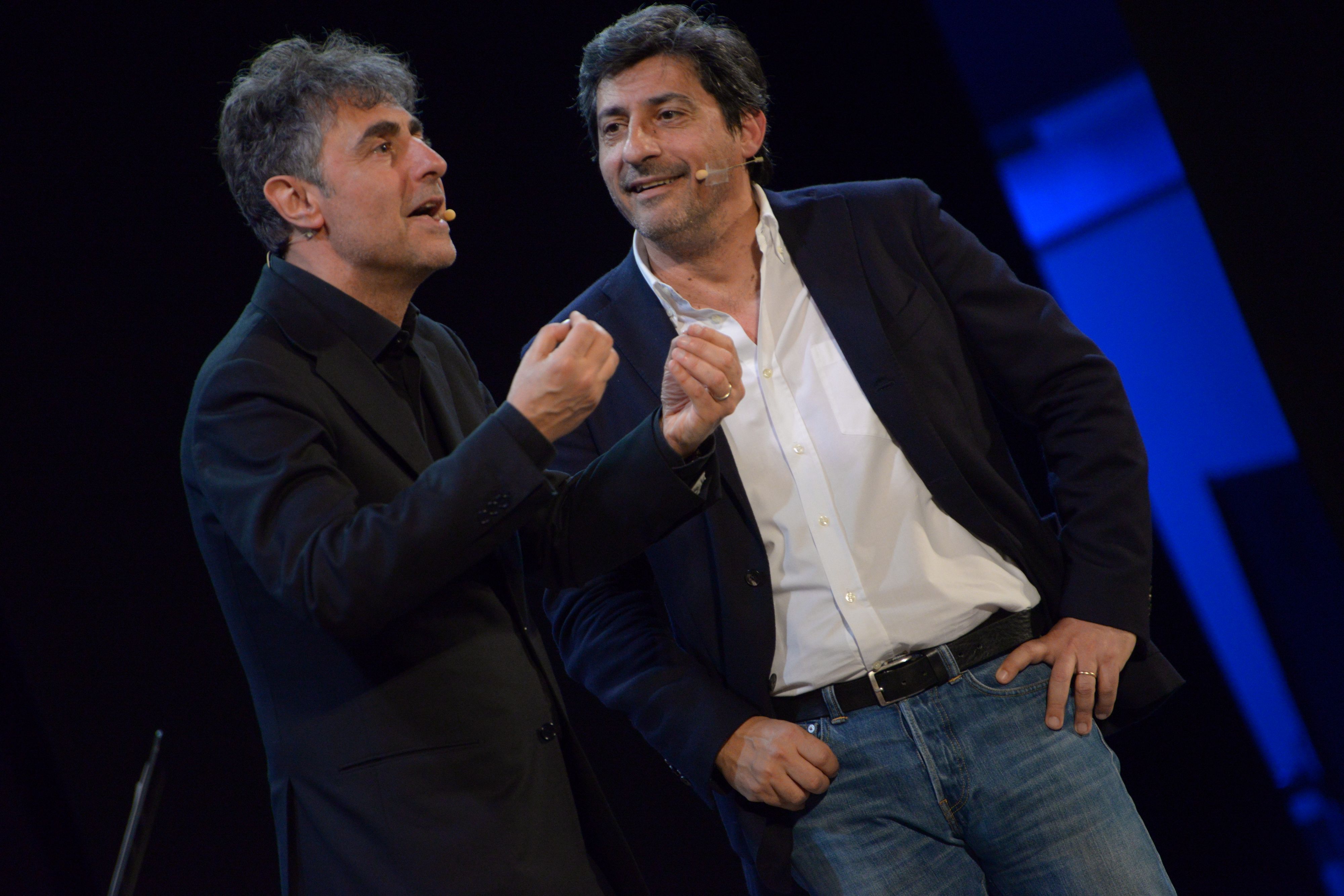 Il cotto e il crudo: lo spettacolo in scena al Teatro Manzoni