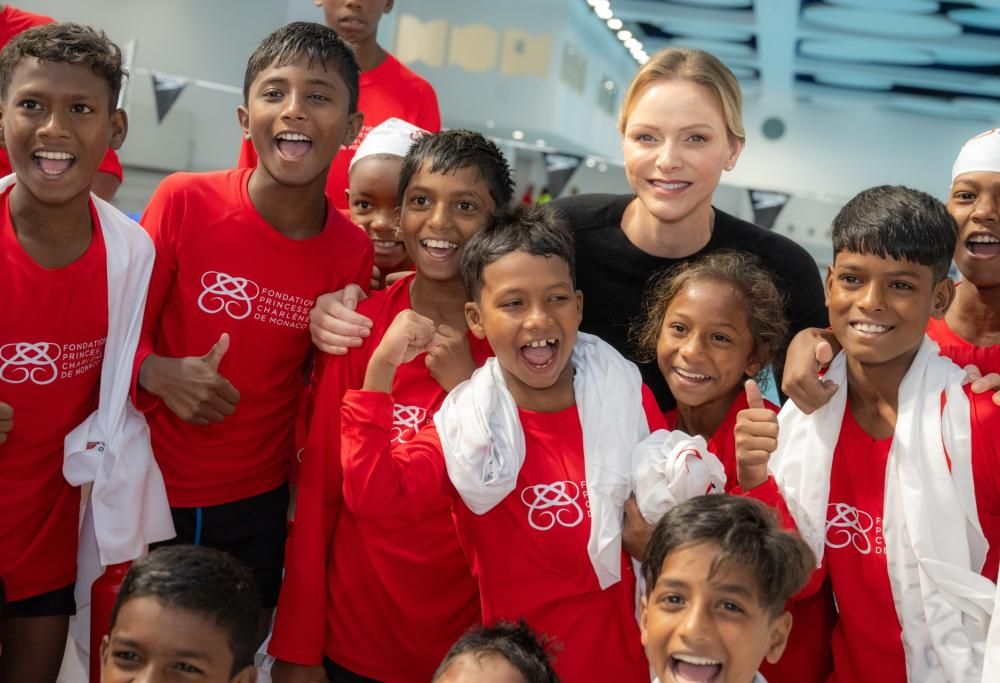 La Principessa Charlene felice con i bambini di Water Safety