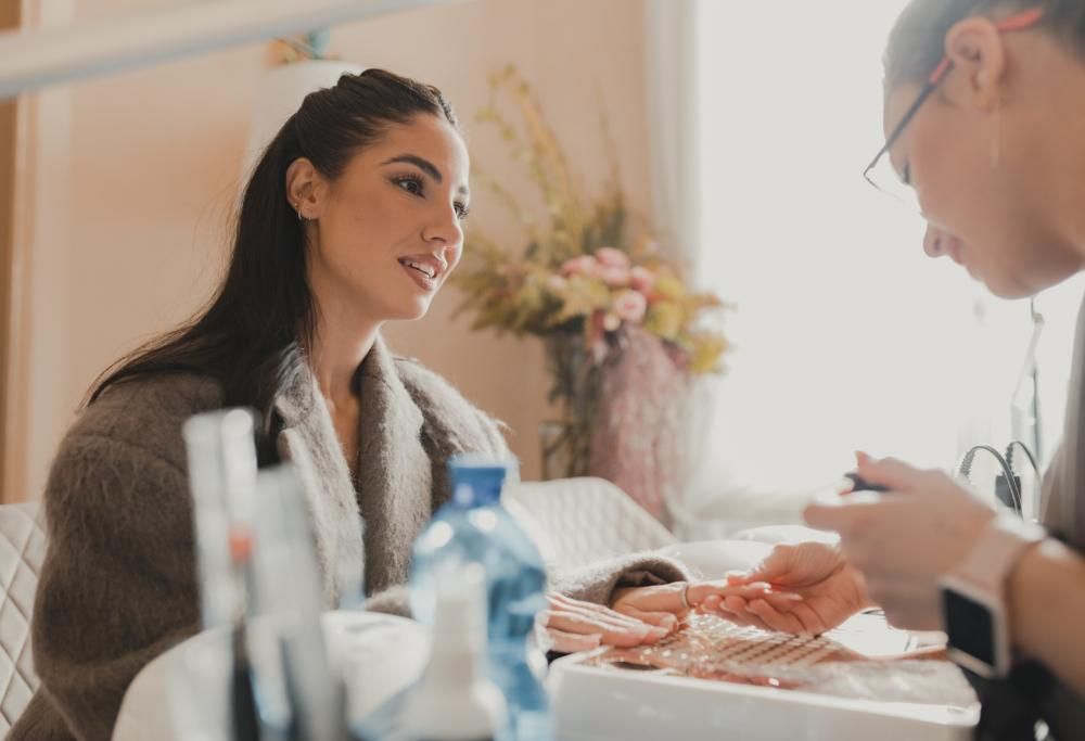 Ebrand e la Coach delle Unghie a Sanremo conquistano gli ospiti di Oltre Il Festival!