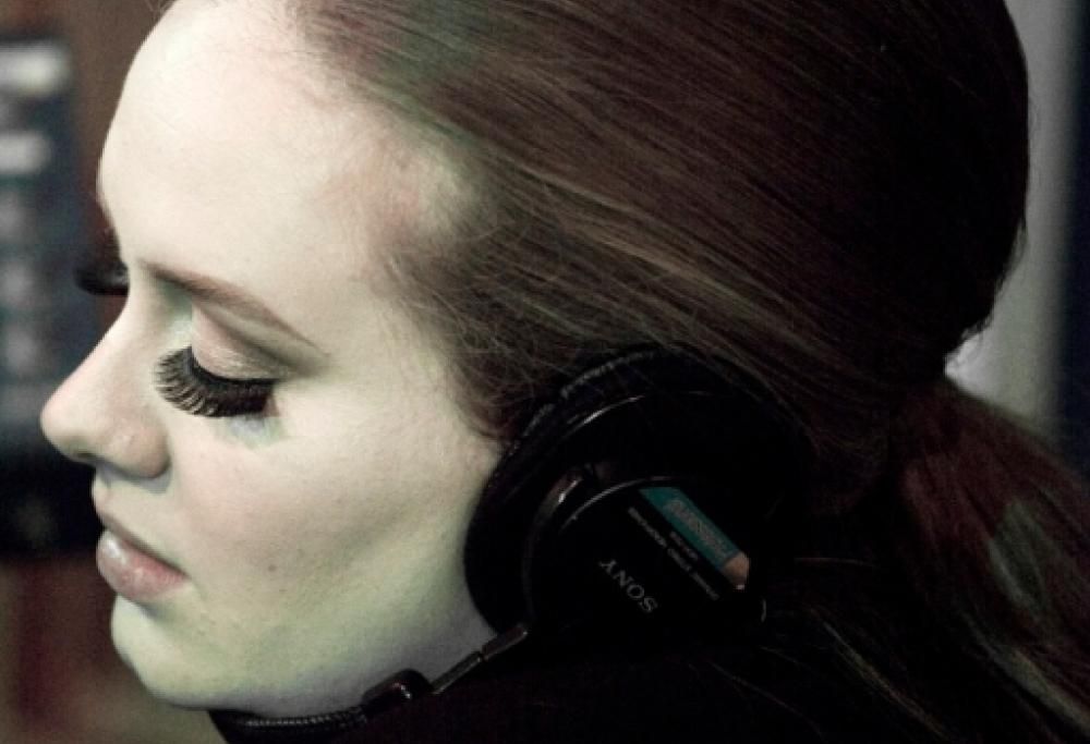 Adele a Londra si commuove ricordando le vittime di Bruxelles