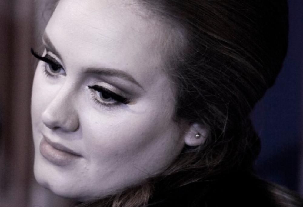 Adele scoppia in lacrime pensando alle vittime di Orlando