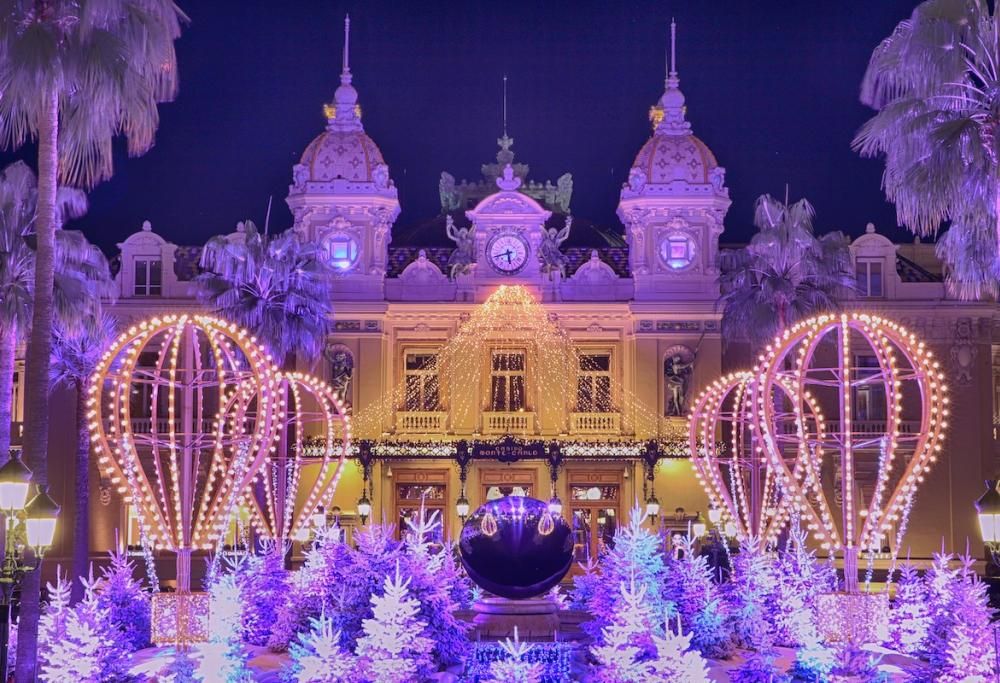 Mongolfiere illuminate per la festa a Monte Carlo